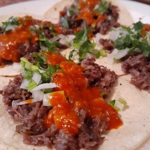 Tacos de barbacoa de res con salsa roja