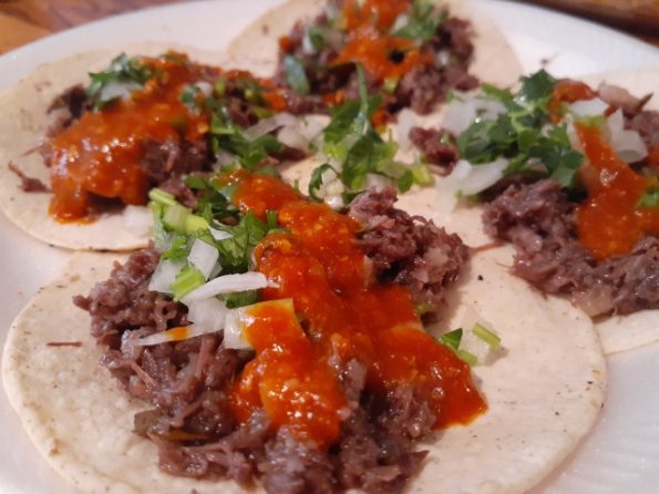 Tacos de barbacoa de res con salsa roja