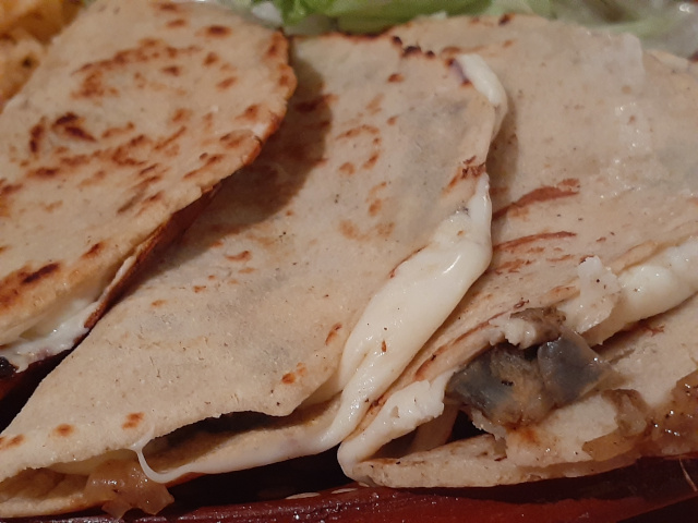 Quesadillas de Huitlacoche en comal