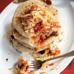Tortas Masa Con Ensalada Picante (Pupusas Con Curtido)
