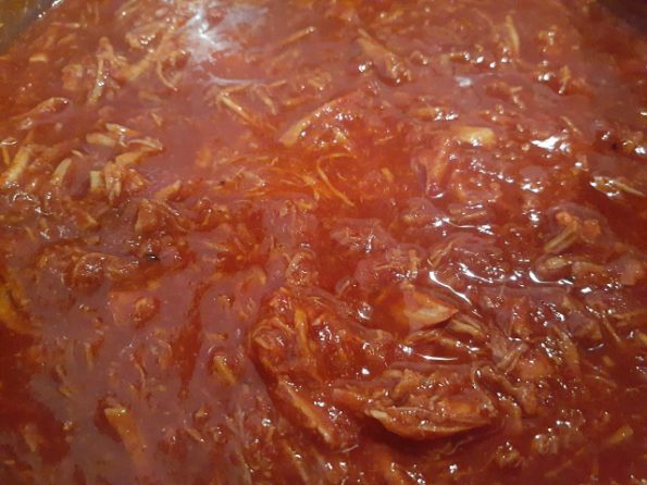 Carne Deshebrada En Salsa Roja