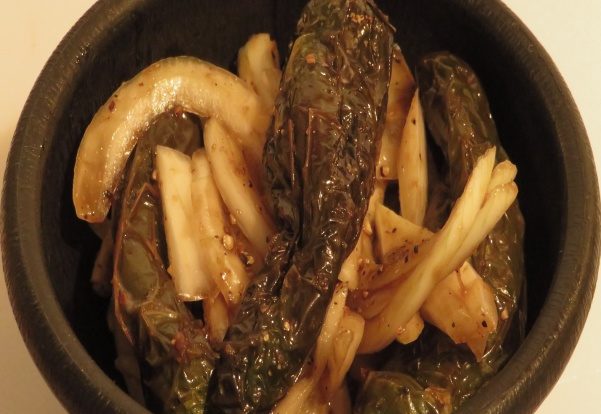 Chiles Toreados Con Cebolla