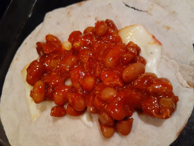 Quesadilla de guisado arriero en tortilla de harina