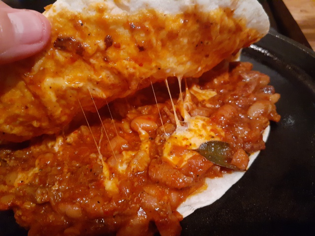 Quesadilla de guisado rojo