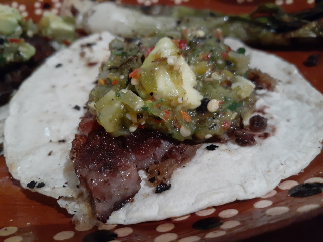 Tacos de arrachera con salsa verde y aguacate
