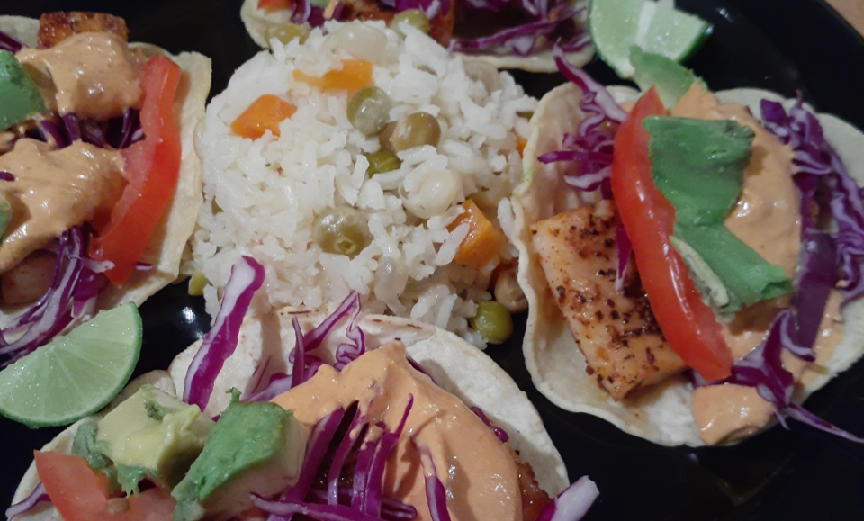 Tacos De Pescado Al Ajillo Con Crema Chipotle