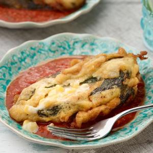 Chiles Rellenos Con Salsa De Tomate
