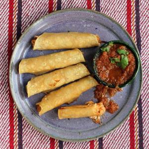 Flautas De Pollo Con Queso Cotija
