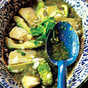 Salsa Verde Con Tomatillo Y Aguacate