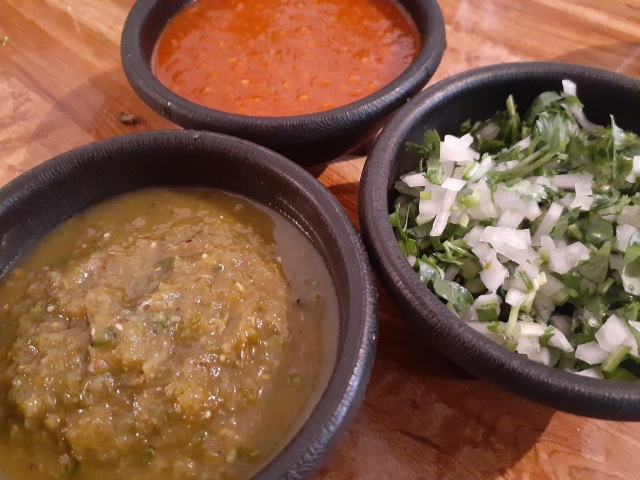 Salsa roja y verde con cilantro y cebolla