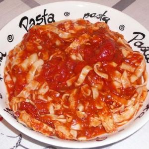 Fetuccini Con Pollo En Salsa De Tomate